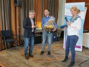 JHV 2018 Michael gratuliert Peter